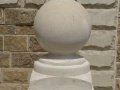 Тумба с шаром Известняк белый в крапинку